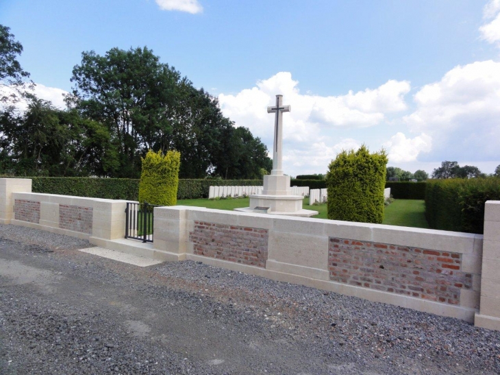 Fontaine-au-Bois (59550) Cimetière communal,les tombes de guerre de la Commonwealth War Graves Commission