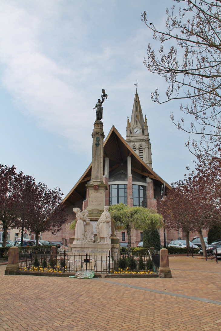  église Saint-Vaast et le Monument aux Morts - La Bassée
