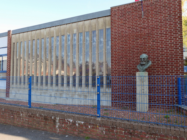 L'école Matisse : buste de l'artiste devant le vitrail des Abeilles - Le Cateau-Cambrésis