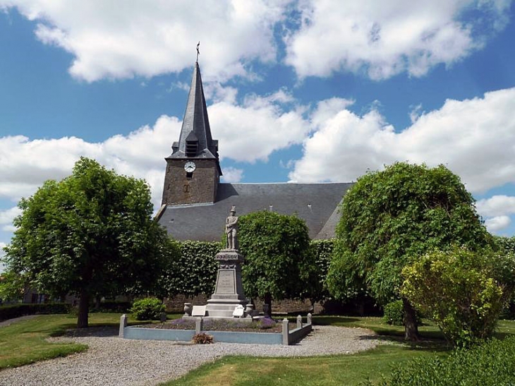 L'église et le monument aux morts - Marbaix