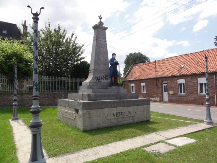 Montrécourt (59227) monument aux morts