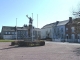 maisons et monument aux morts sur la place