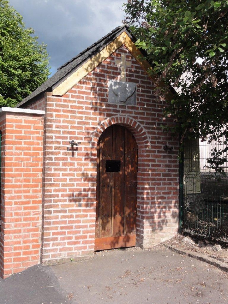 Chapelles de Sains-du-Nord:  chapelle juxtant l'école à  Rue-là-Haut