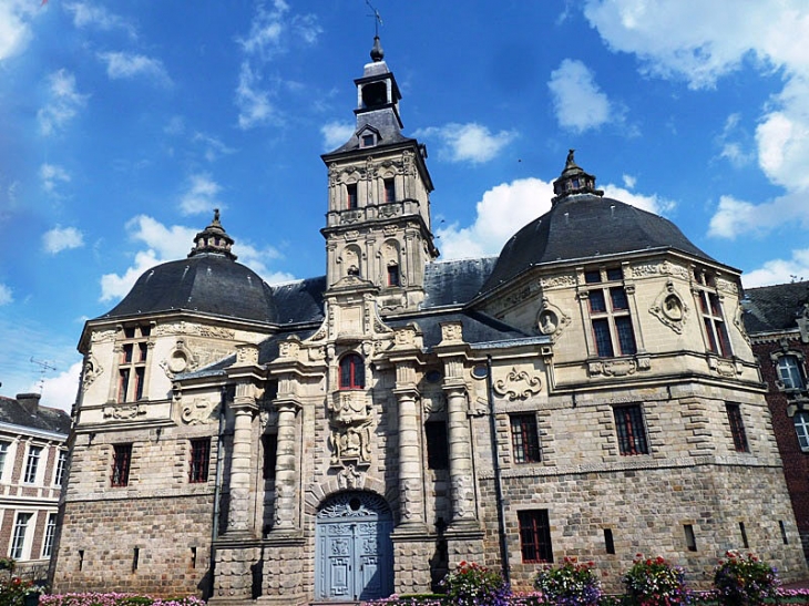 La façade de l'échevinage - Saint-Amand-les-Eaux