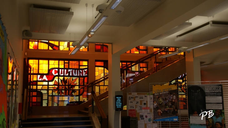 Hall d'entré de la Mairie avec ces superbes vitraux - Wattignies