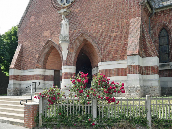 L'entrée de l'église - Épinoy