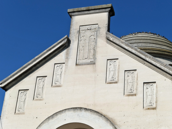 La façade de l'église - Hermies
