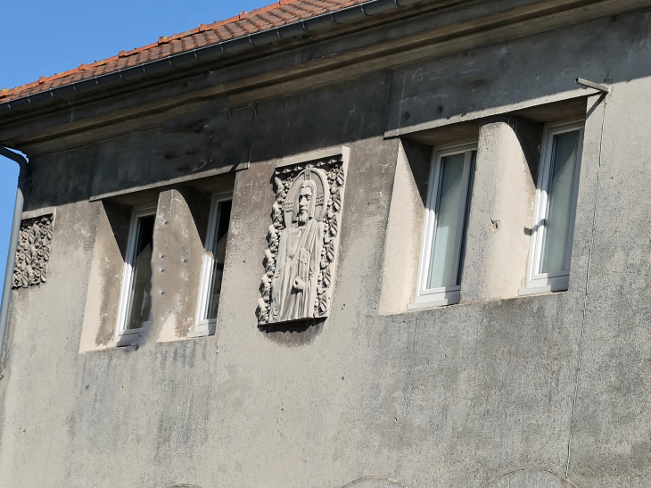 Le presbytère : sculpture sur la façade - Hermies