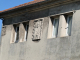 Photo suivante de Hermies le presbytère : sculpture sur la façade
