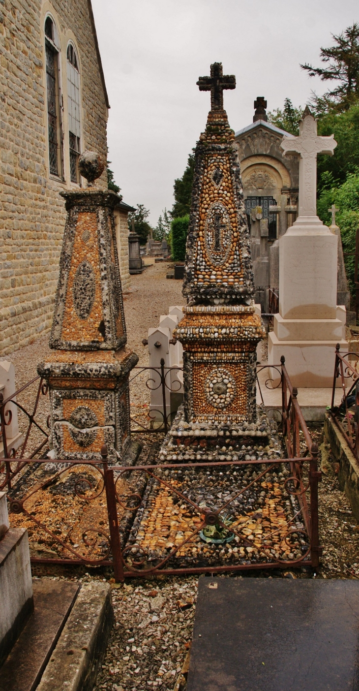 Cimetière ( Tombes ornées de Coquillages ) - La Capelle-lès-Boulogne
