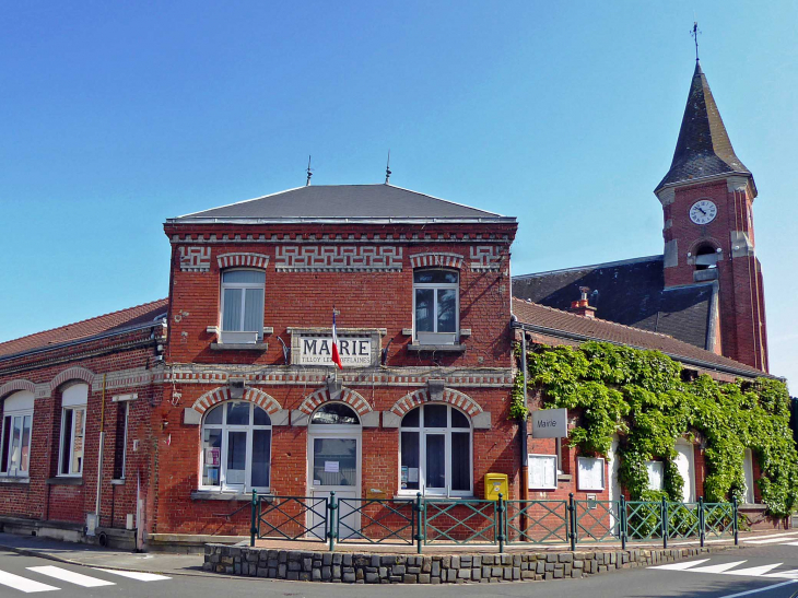 Rue Charles De Gaulle : la mairie et l'église - Tilloy-lès-Mofflaines