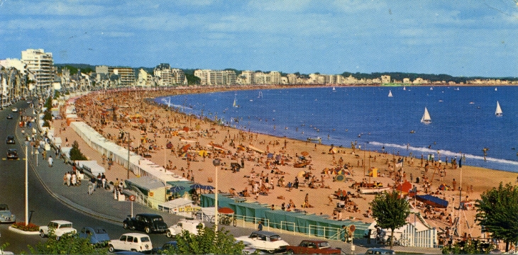 Depuis la terrasse du Casino vue d'ensemble de la baie, jusquà la pointe de Pornichet (carte postale de 1960) - La Baule-Escoublac