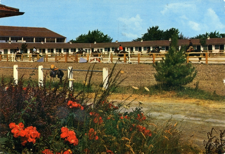 Le cercle équestre, centre mondial d'équitation (carte postale de 1972) - La Baule-Escoublac