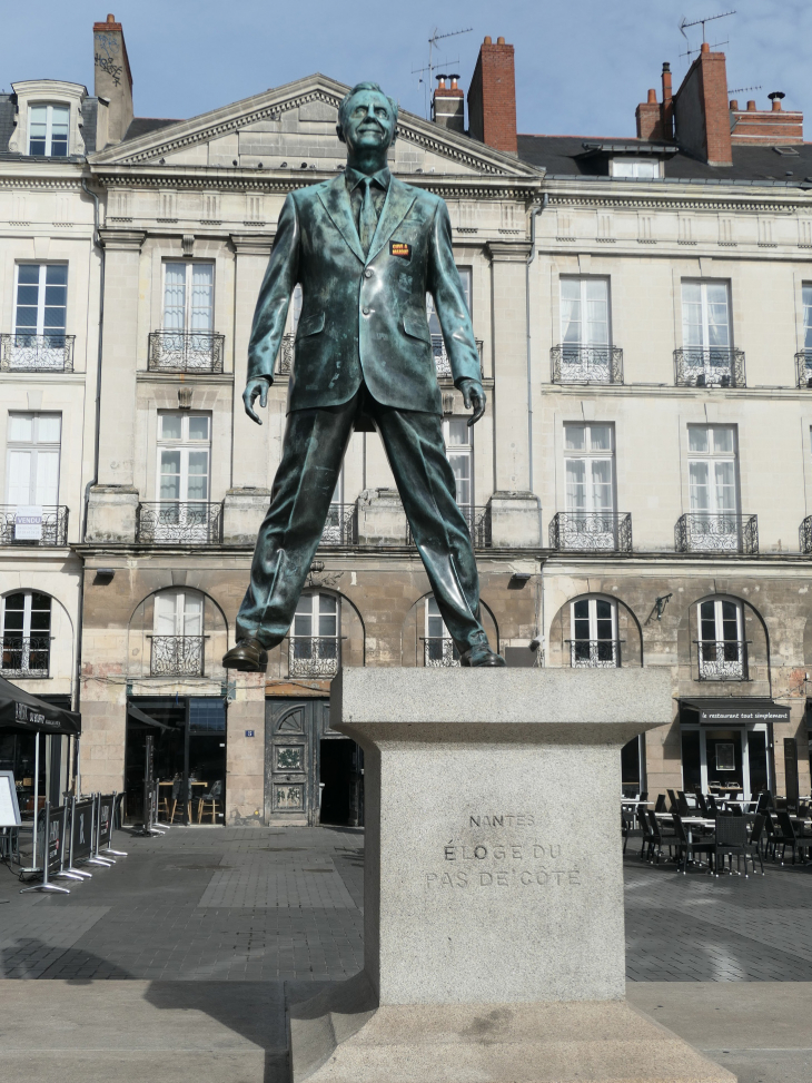 Place Bouffay : Philippe Ramette éloge du pas de côté - Nantes