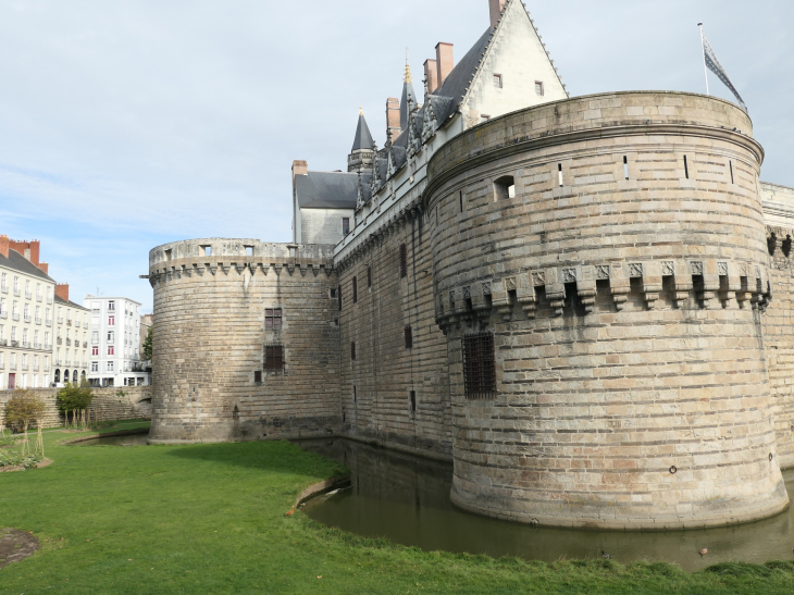 Château : vue sur le Grand Logis au dessus de la courtine de Loire - Nantes