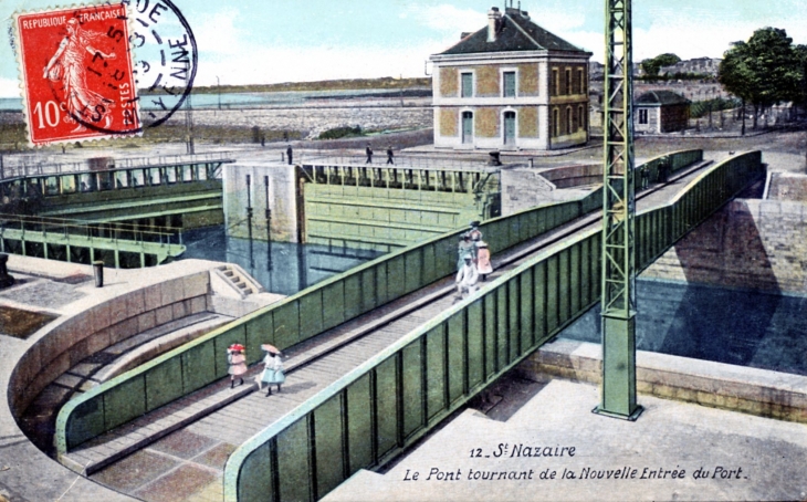 Le Pont Tournant de la Nouvelle Entrée du Port, vers 1909 (carte postale ancienne). - Saint-Nazaire