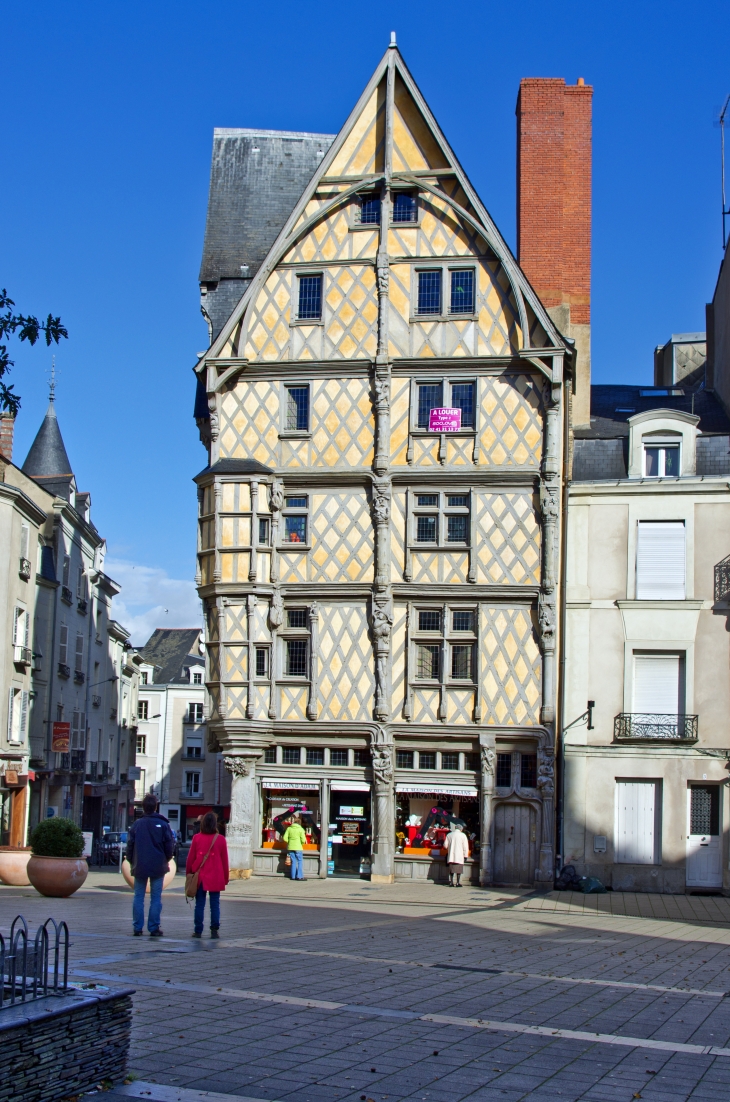 La Maison d'Adam, place Sainte-Croix (vers 1500).  - Angers