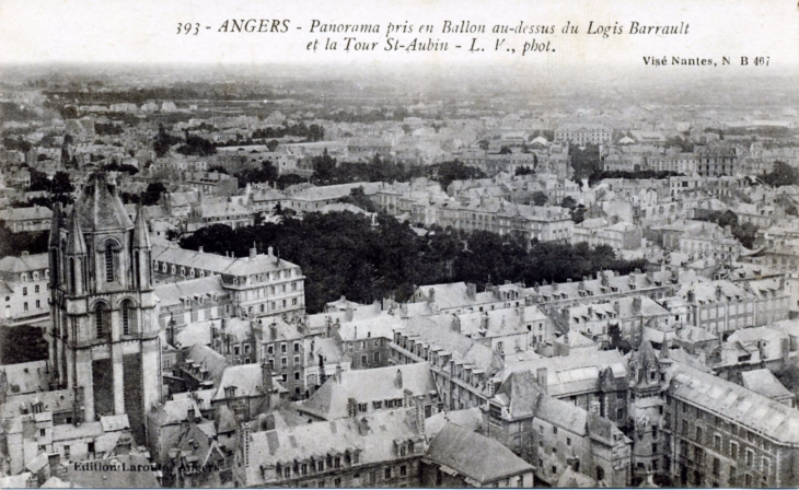 Panorama pris en ballon au-dessus du Logis Barrault et la Tour Saint Aubin, vers 1919 (carte postale ancienne). - Angers