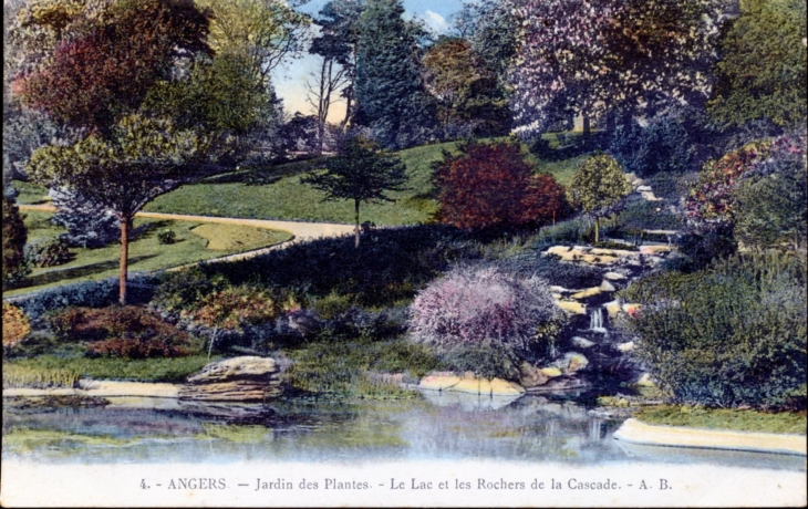 Jardin des Plantes - Le Lac et les Rochers de la Cascade, vers 1928 (carte postale ancienne). - Angers