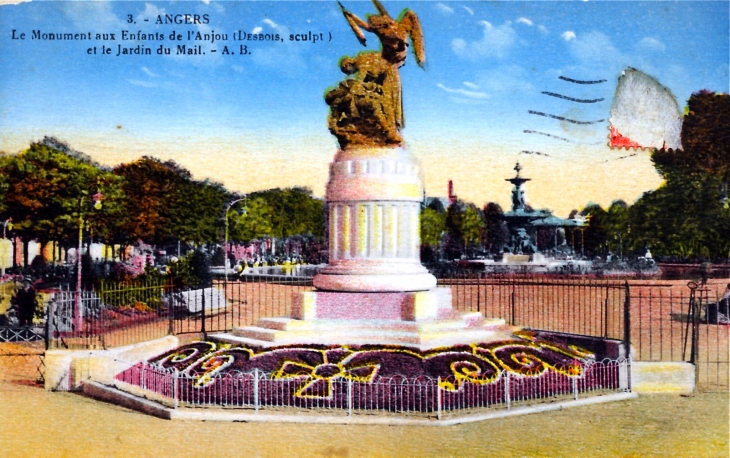 Le Monument aux enfants de l'anjou et le Jardin du Mail, vers 1928 (carte postale ancienne). - Angers