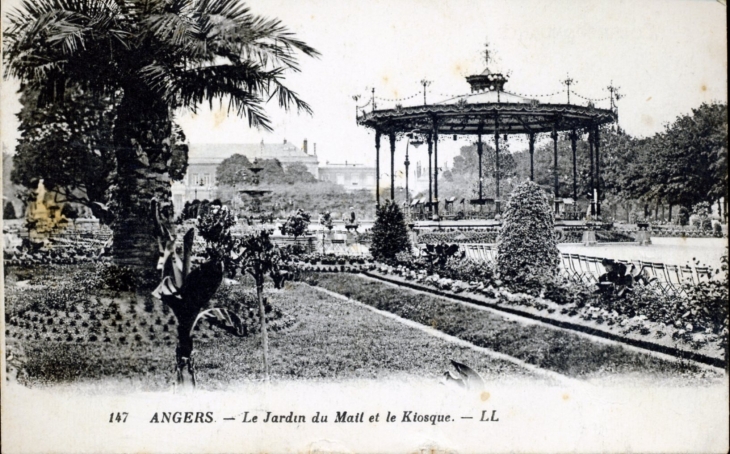 Le Jardin du Mail et le Kiosque, vers 1928 (carte postale ancienne). - Angers