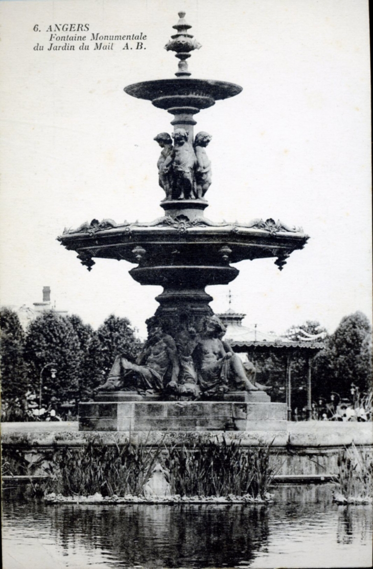 Fontaine monumentale du jardin du Mail, vers 1928 (carte postale ancienne). - Angers