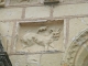 Sculpture au dessus du portail de l'église Saint Martin.