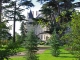 Le château de Brissac.  Le château appartient à la famille des Cossé-Brissac depuis 1502. Ce château est remarquable par sa hauteur.