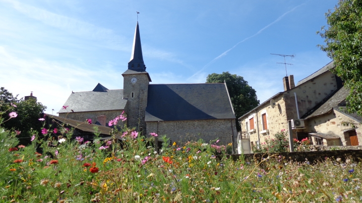 Eglise vue du jardin fleuri - Champteussé-sur-Baconne