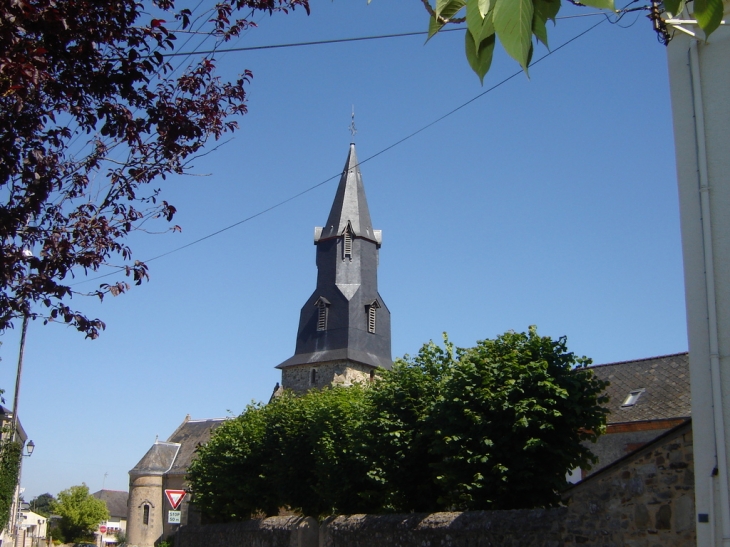 Le clocher de l'église de Châtelais