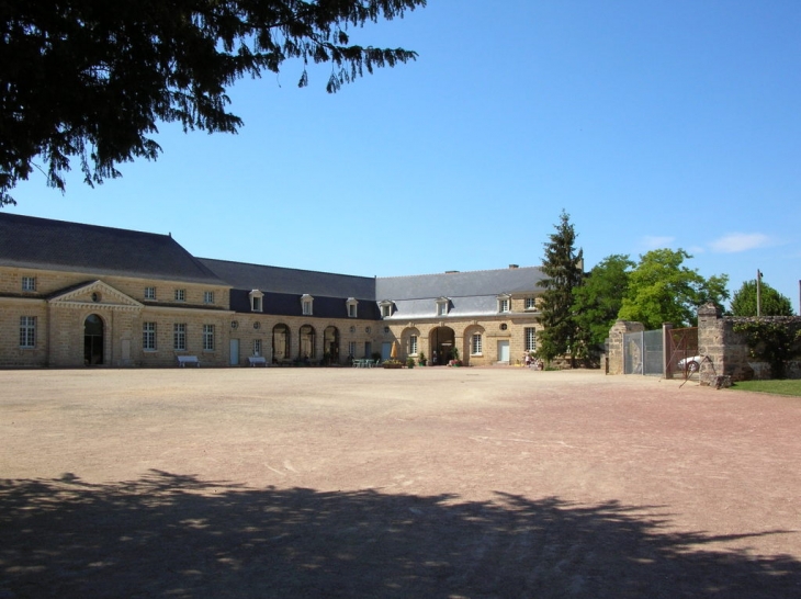 MUSEE DES VIEUX COMMERCES - Doué-la-Fontaine