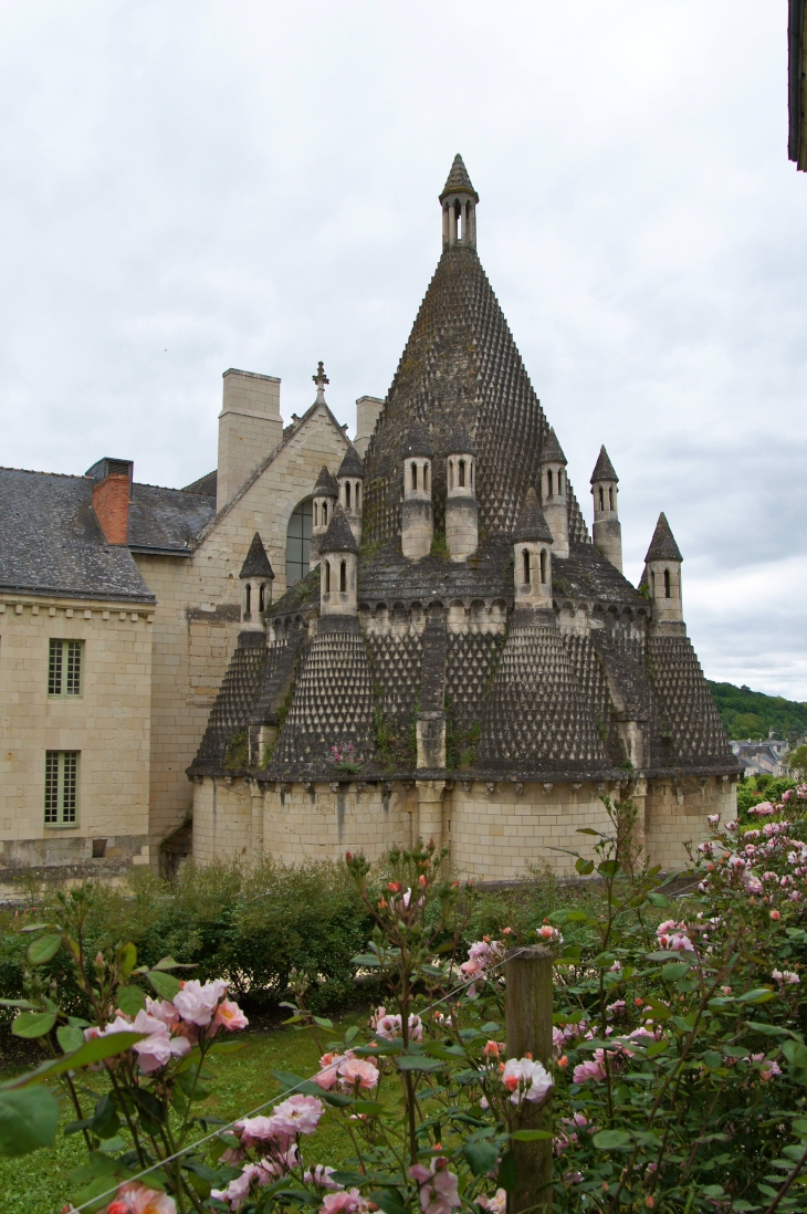 Vue-sur-les-cuisines-de-l-abbaye avec sa couverture en écaille. - Fontevraud-l'Abbaye