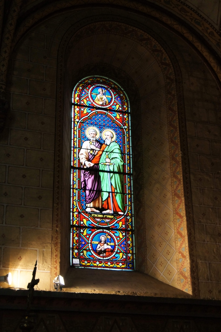 Vitrail de l'église Saint Michel. - Fontevraud-l'Abbaye