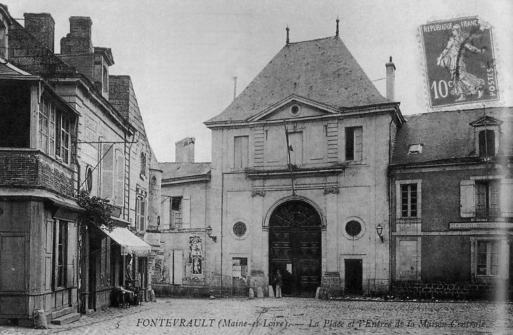 La-place-et-l-entree-de-la-maison-centrale-debut-xxe-siecle-carte-postale-ancienne - Fontevraud-l'Abbaye