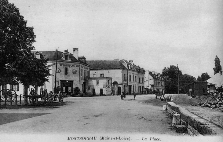 La place, début XXe siècle (carte postale ancienne). - Montsoreau
