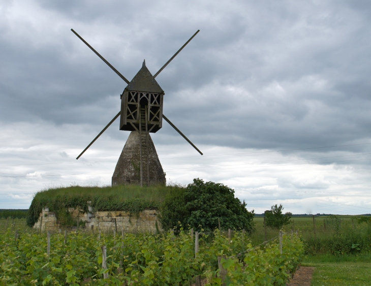 Le moulin à vent de la tranchée, construit entre 1747 et 1786, ce moulin, dit  - Montsoreau