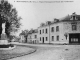 Photo suivante de Montsoreau Place principale et routede Fontevrault, début Xxe siècle (carte postale ancienne).