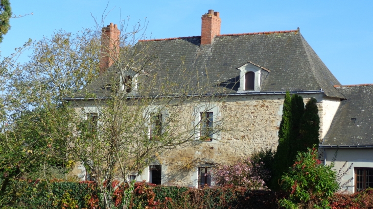 L'ancien presbytère (XVIIIè) a été acheté par la commune en 1817 - Saint-Jean-de-Linières