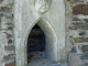 Photo suivante de Saint-Jean-des-Mauvrets Près d'une entrée d'un manoir. 