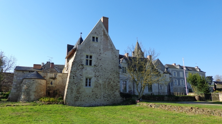 L'ensemble de l'ancien prieuré - Saint-Rémy-la-Varenne