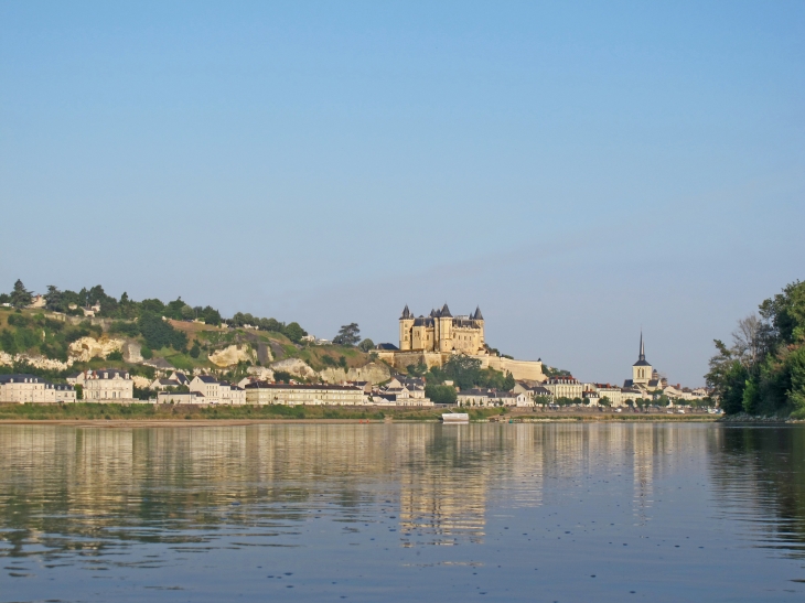 D'abord forteresse au XIIIème siècle, le château de Saumur devint le palais des ducs d'Anjou. Après la mort du Roi René, dernier duc d'Anjou, en 1480, le château devient propriété de la couronne de France.  