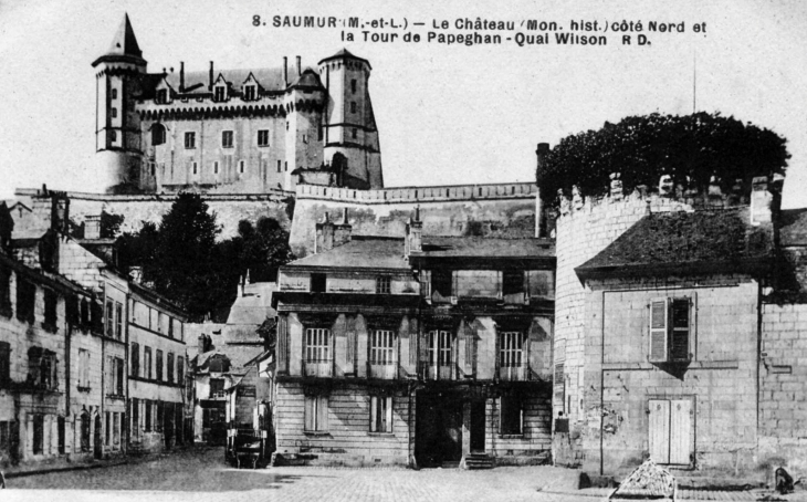 Le château côté Nord et la Tour de Papeghan - Quai Wilson, vers 1910 (carte postale ancienne). - Saumur