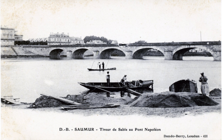 Tireur de Sable au Pont Napoléon, vers 1905 (carte postale ancienne). - Saumur