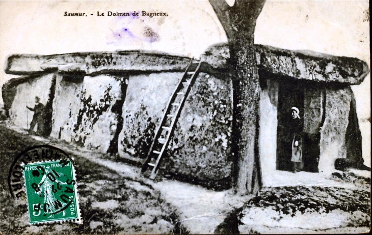 Le Dolmen de Bagneux, vers 1905 (carte postale ancienne). - Saumur