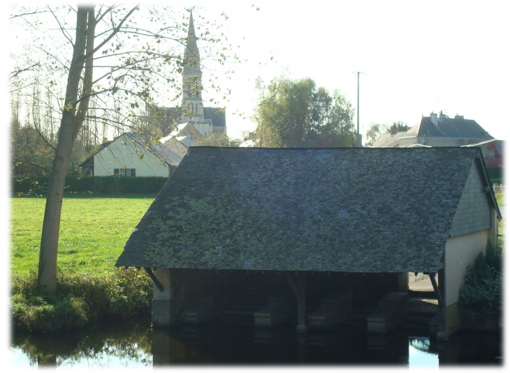 Lavoir et l'ancienne église de St Aubin du Pavoil (avant sa destruction) - Segré