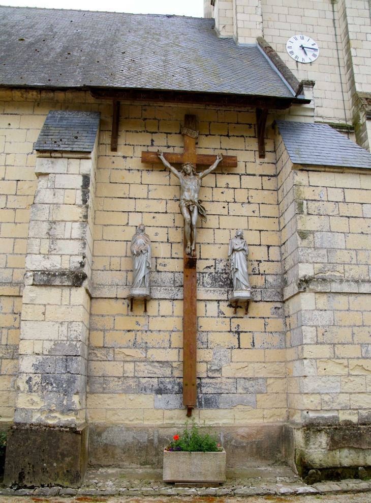 La croix du Christ, façade latérale nord de l'église Saint Florent. - Varrains