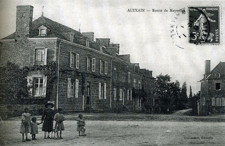 Route de Mayenne début XXe siècle (carte postale ancienne). - Alexain