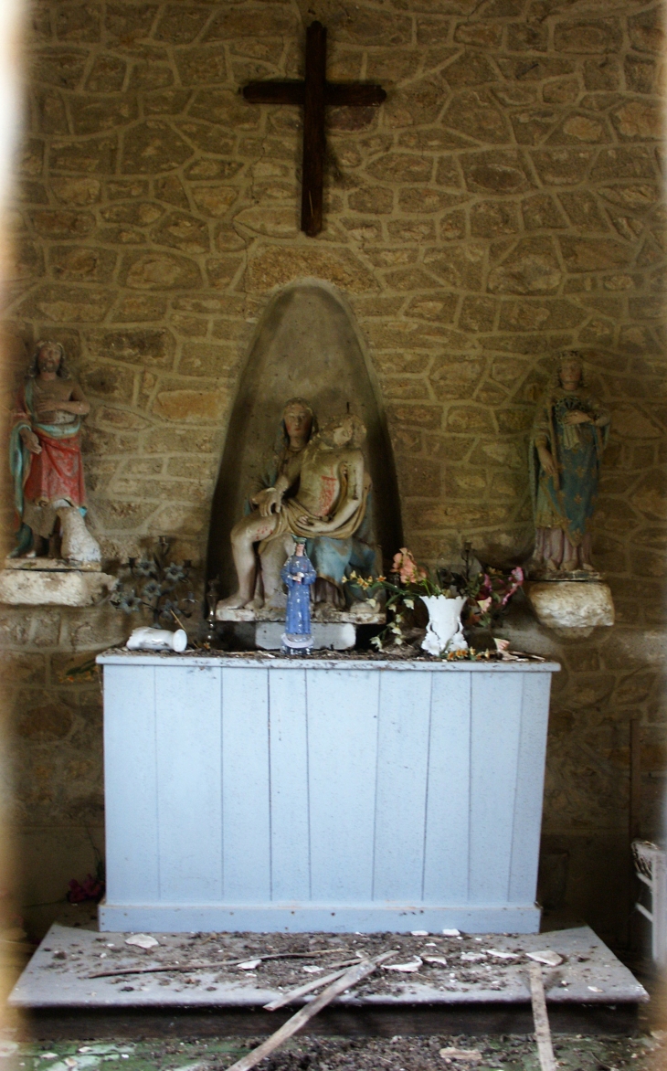 Intérieur de la petite chapelle le long de la D123 - Alexain