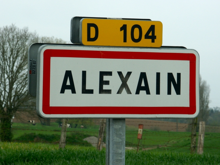 Autrefois : selon la légende, le village doit son nom à une statue de la Vierge et fut mentionné dès le XIIe siècle. - Alexain