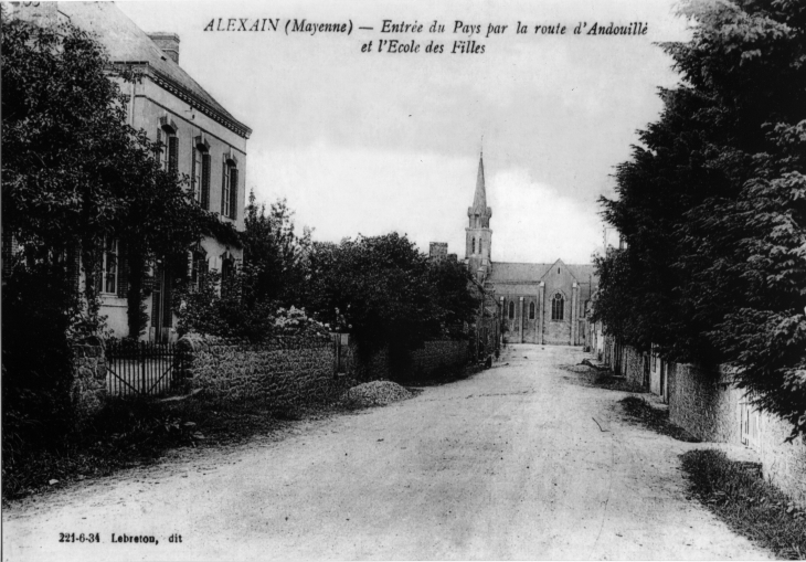 Entrée du pays par la route d'Andouillé et l'école des filles, vers 1910 (carte postale ancienne). - Alexain
